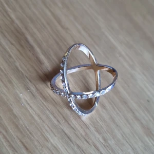 Ring med strass  - Ring formad som ett X / kors 
