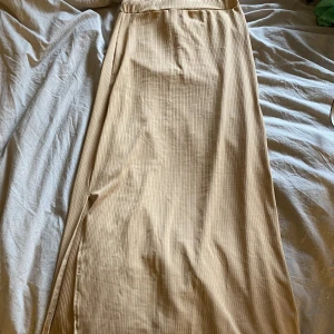 Kjol - Långkjol med slits på ena sidan