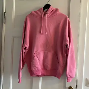 Snygg rosa hoodie som knappt använts💕 från bikbok💕 håller fortfarande form precis som en ny hoodie, det enda är ett pyttelitet hål (1x1mm) fram med det är det enda❤️