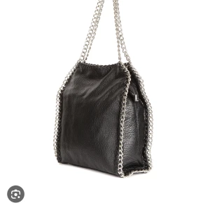 Tiamo väska stor - Snygg väska från tiamo, inga defekter💓 säljer även i den mindre modellen 😚