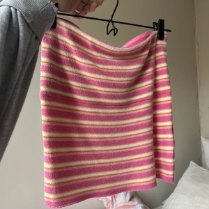 Djerf Avenue Popsicle Tube Top - Säljer min ”Popsicle Tube Top” från Djerf Avenue då den inte används längre. Den är använd ca 3 gånger endast och är som ny, inga fläckar eller defekter alls.🥰 Produkten är slutsåld på hemsidan