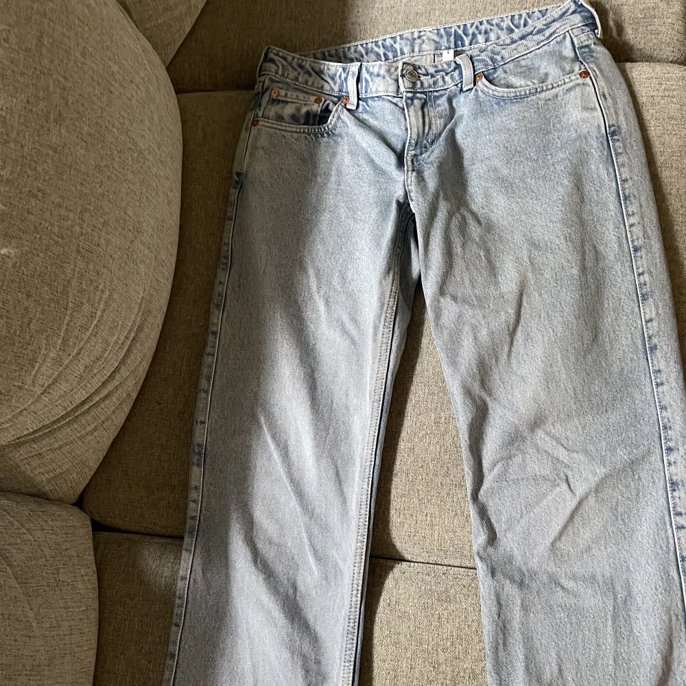 Jättesnygga lågmidjade blåa jeans från weekday, ganska använda men fortfarande i bra skick!. Jeans & Byxor.