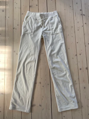 Juicy couture byxor - Juicy couture byxa storlek S I väldigt fint skick🫶 skriv om ni har några frågor