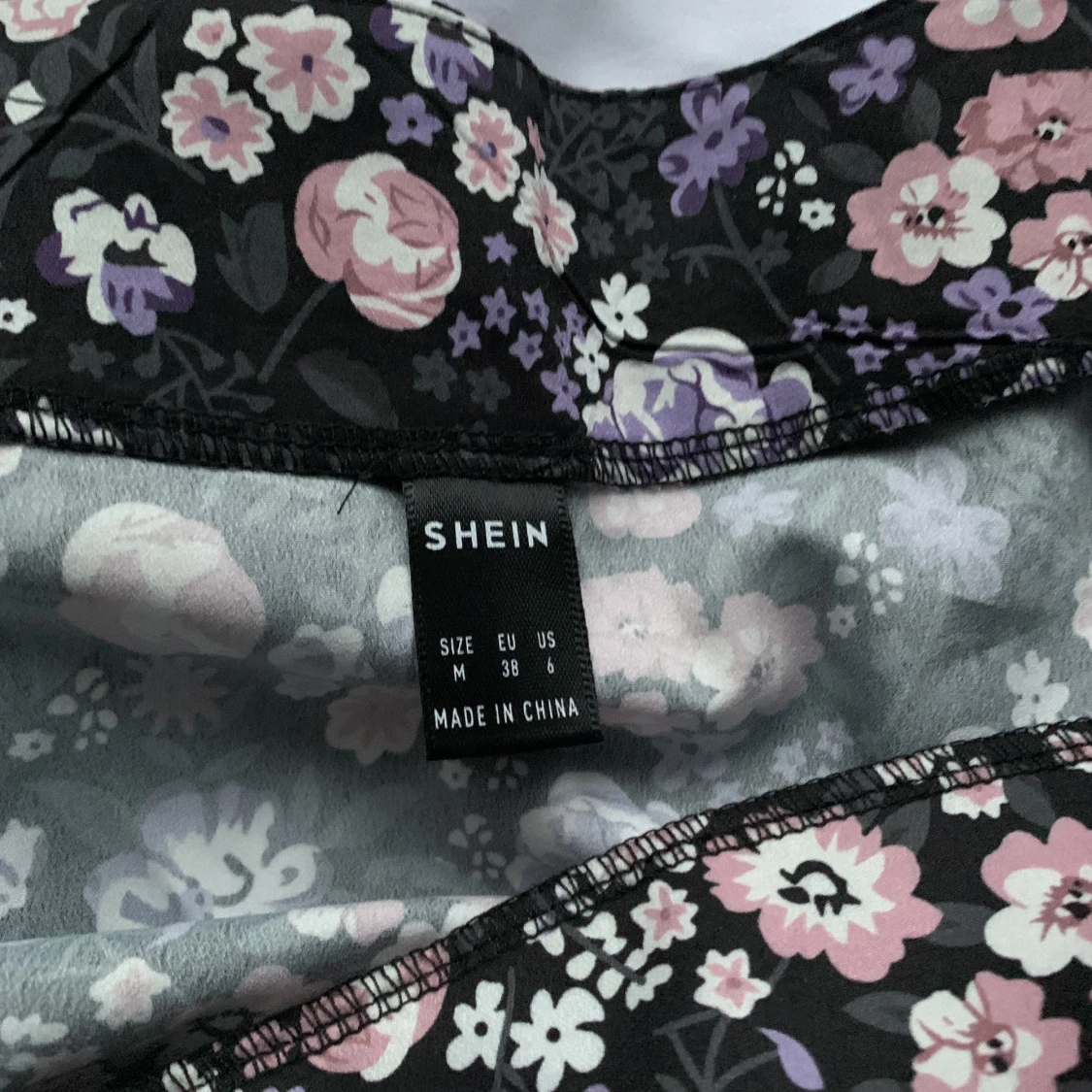 svart blommig kjol  - 90