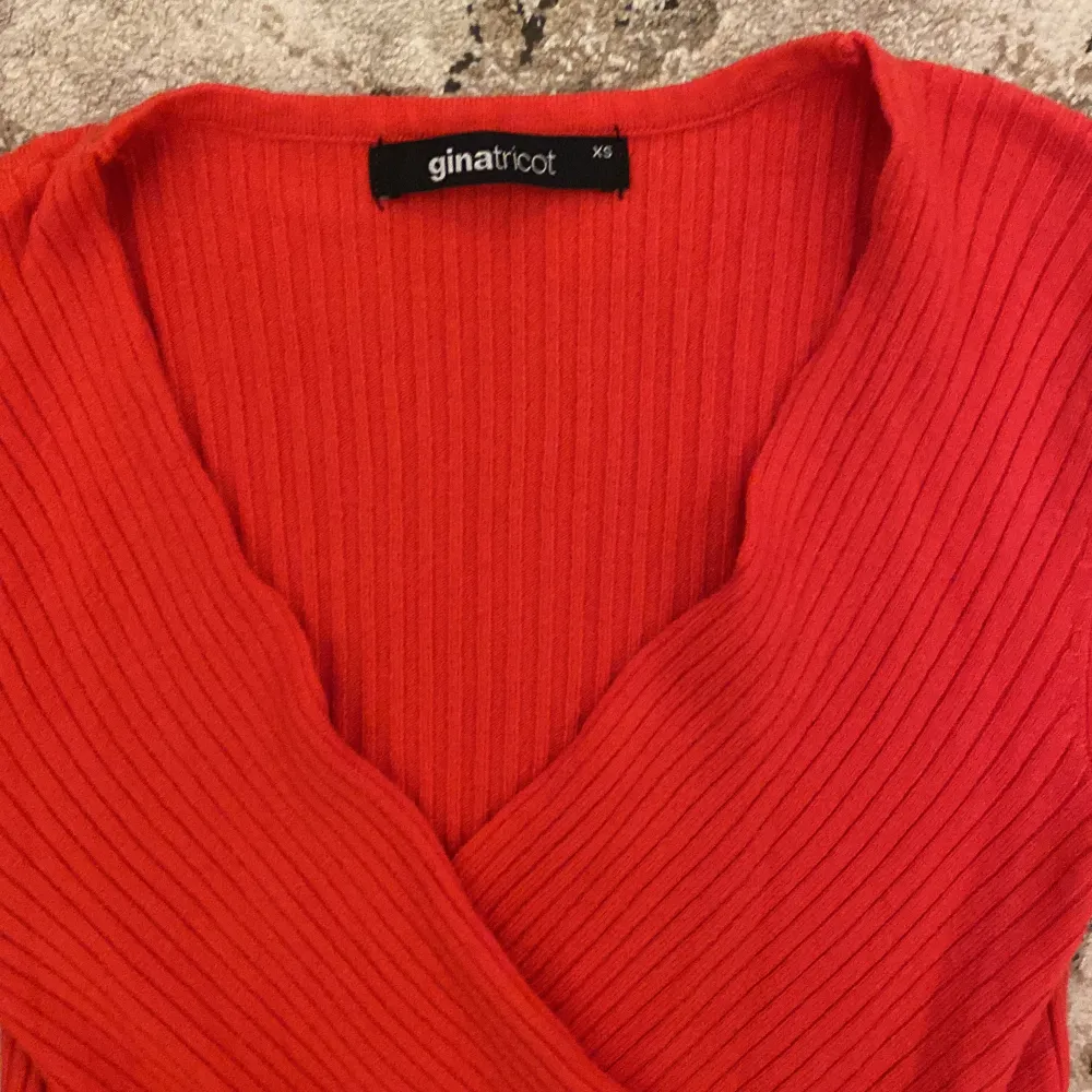 Röd tröja från gina tricot i storlek XS. . Toppar.