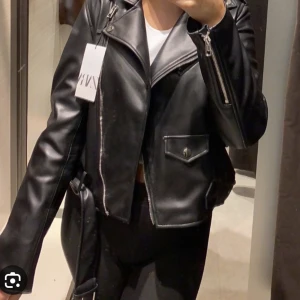 Skinnjacka - Säljer denna knappt använda skinnjackan från Zara. Är i storlek L men passar på mig som är en S sitter bara längre i armarna som jag själva gillar. 