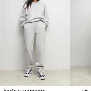 Sweatpants från Ginatricot  - Dem kommer ej till användning☺️, nästintill oanvända, xs men kan definitivt passa S🩵 dem är slutsålda på deras hemsida, pris kan diskuteras 🩵
