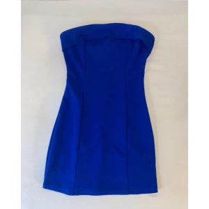 Blå bodycon-klänning - Säljer denna klänning då jag inte har någon användning för den. Endast använd en gång, ser helt ny ut! 