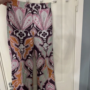 Byxor med mönster - Färgglada byxor! Dåligt med bilder med de på då de blivit för små för mig:(