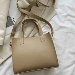 Beige väska - Axelremmen ingår men tappat bort detaljen som finns på bild 3!💘