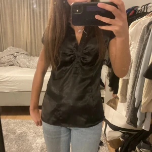 Topp - Super fin silk topp med knappar🖤🖤