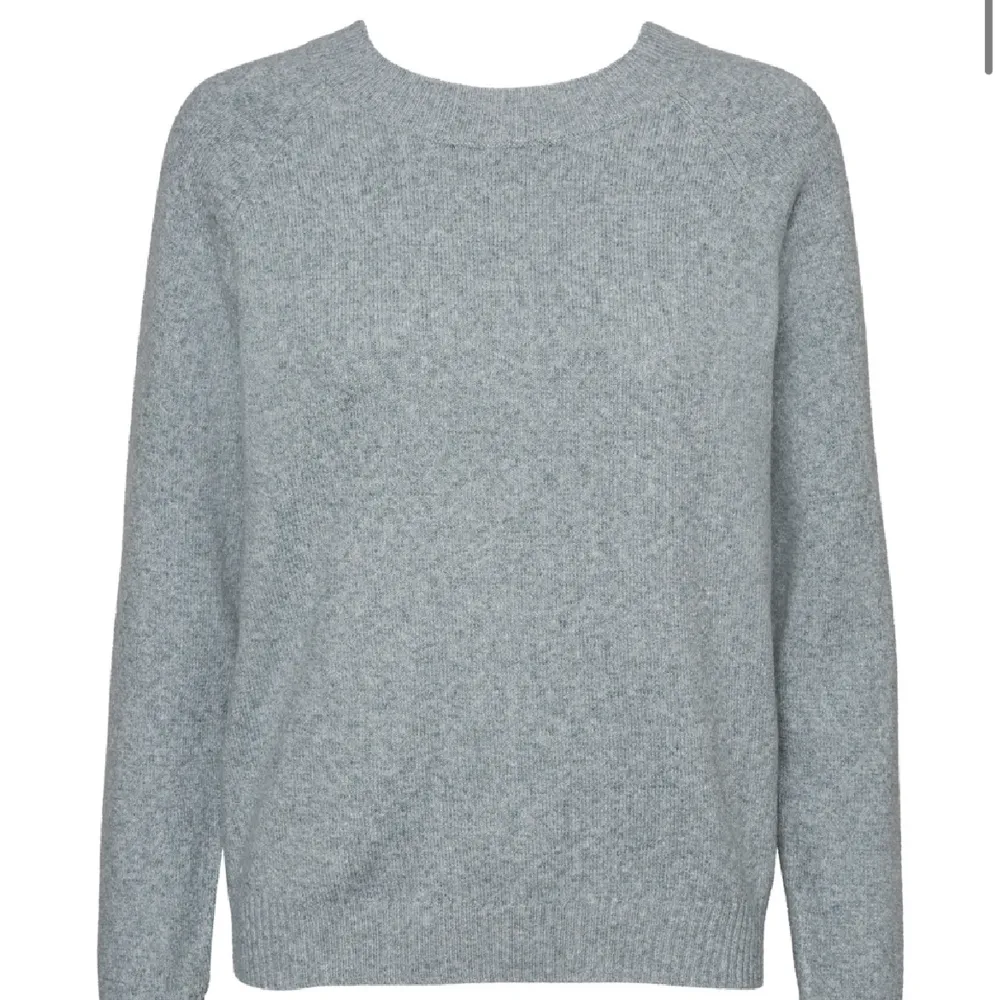 Säljer denna stickade gråa tröjan från vero Moda💓(de är inte fri frakt men kan inte få bort de från annonsen). Stickat.