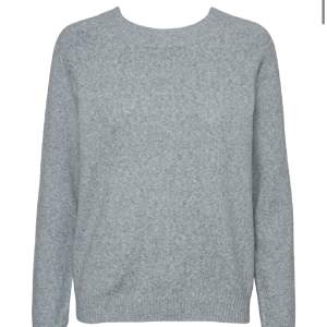 Säljer denna stickade gråa tröjan från vero Moda💓(de är inte fri frakt men kan inte få bort de från annonsen)