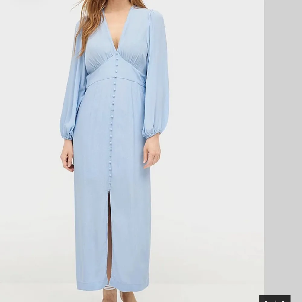 En jättefin ljusblå adoore likande klänning från Gina i nyskick. Säljer pågrund av för liten på mig. . Klänningar.