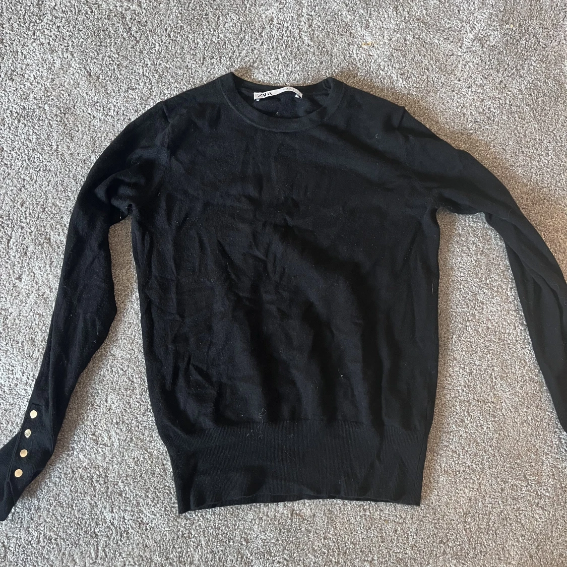 Tröja med guldknappar