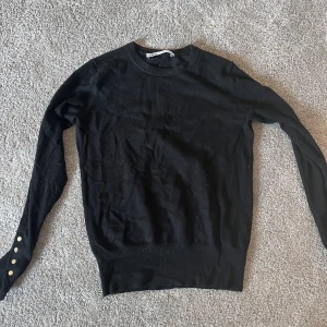 Tröja med guldknappar - Tröja från zara som är i storlek M. Den har guldknappar i ärmarna