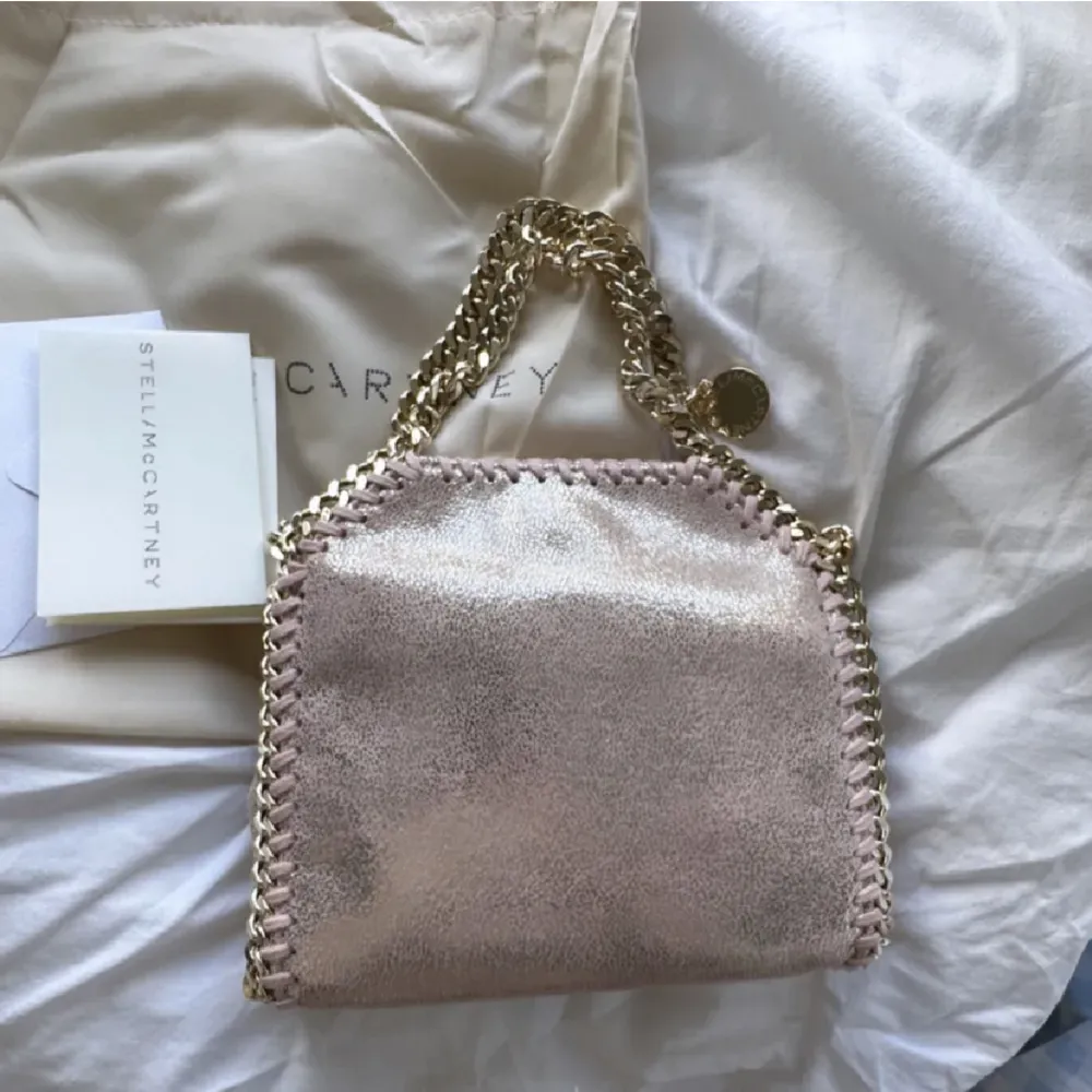 Söker denna ljusrosa glittriga Stella väska i mini eller tiny🙏🙏 hör av er om ni säljer💕💕. Väskor.