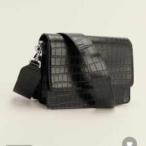 Väska nakd  - Jättesnygg crossbodyväska från nakd! Aldrig använd & slutsåld på hemsidan🖤