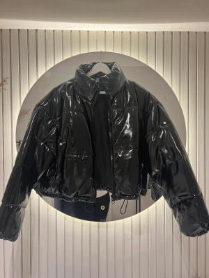 OANVÄND Lack jacka  - Oanvänd  Storlek S Men passar även M