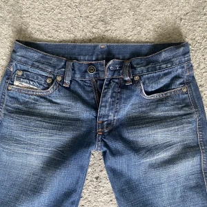 Lågmidjade diesel jeans - Supersnygga lågmidjade diesel jeans som tyvärr är för små för mig, de är i toppenskick 💓 Midjemått 69cm, Innerbenslängd 76 cm. Skriv privat om du har fler frågor💕