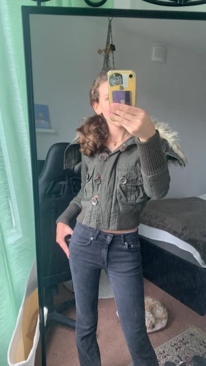 2000s jacka  - Cool early 2000s jacka som inte kommer till användning då den knte riktigt är min stil. Bra skick. Skriv för mer info och bilder. Storlek: xs-m? 