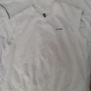 Sweater vest - Nelväm sweatervest, superchic och bekväm för vintern och hösten. Den är använd men i gott skick