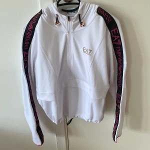 Oanvänd armani tröja  - Helt oanvänd. Stor i storleken så passar även s och m. Köpt på zalando. Nypris 1500kr