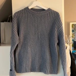 Stickad törja - Stickad tröja i en superfin blå/grå färg. Från NA-KD i storlek s🩷