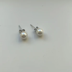 Pärlörhängen - Säljer dessa gulliga pärlörhängena då d inte kommer till användning!