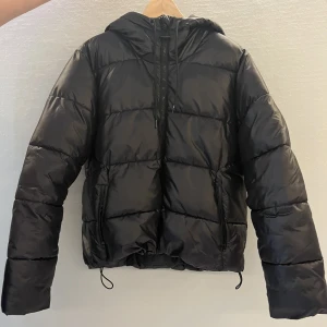 Vinterjacka  - Säljer denna snygga vinterjacka! Använd en säsong men inga defekter! 100% polyester och tjockt foder. Pris kan diskuteras vid snabb affär 