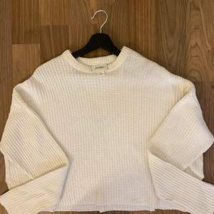 Denna mysiga stickade tröjan är köpt ifrån Monki.🤍Är hyfsat använd. Ej ny! Säljer då den inte passar längre.