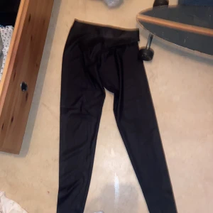 Träningsbyxor  - Ett par träningsbyxor jag ärvt av min mormor