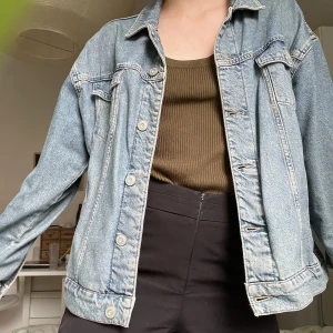 Jeansjacka Urban Outfitters - Köpt på Urban outfitters och inte alls använd mycket så utmärkt skick!