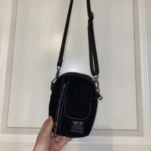 Crossbody väska - Crossbody/becknarväska från Urban outfitters.