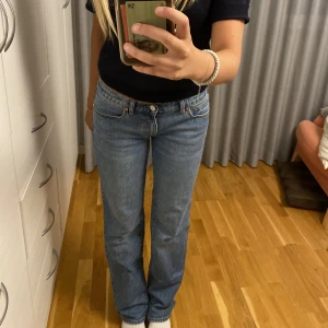 A brand jeans - Super fina lågmidjade straight A-brand jeans, ny skick och inga defekter! Jeansen är som sagt från A-brand och är nypris cirka 1,100 kr💞 säljer för 500kr pluss frakt men priset går att diskutera ❤️passar mig perfekt som är 167 lång och har str 36❤️