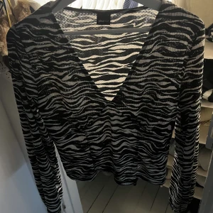 Blus  - En zebramönstrad blus från ginatricot. Aldrig använd, så därmed i bra skick!!