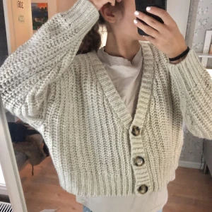 Stickad kofta - En mjuk stickad kofta i storleken M. Den är även oanvänd och i bra skick.