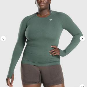 Gymshark vital seamless 2.0 long sleeve top. I färgen Dark green marl. Endast använd en gång pga köpte fel storlek 💗