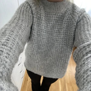 Stickad tröja - En jätte fin grå stickad tröja i fint skick, inga defekter. Storlek S💞 