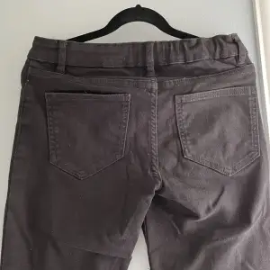 Söta svarta utsvängda och lågmidjade* jeans från Lindex💗 (Har dessa jeans i mörk blå också) inga tecken på användning. storlek 152 och kostar 150kr (original pris 300)💘🌺