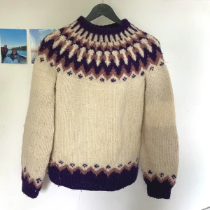 Unik stickad! - Så unik och söt stickad tröja!💕⭐️⭐️Köpt second hand :) 