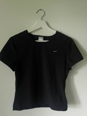 Svart tränings T-shirt  Nike - Svart snygg tränings T-shirt från Nike i trendig passform. Storlek S