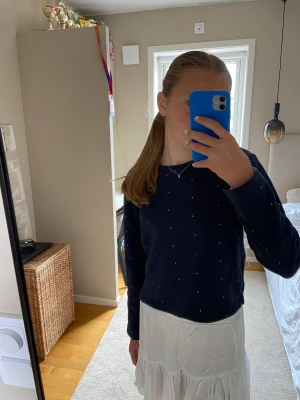 Lager 157 tröja - Nu säljer jag den här superfina blå och vit prickiga tjocktröjan från lager 157 i ny skick, storlek 160!💗☺️