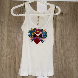 Linne - Säljer ett linje som jag inte använder längre. På baksidan har den förlorat lite polyeter på ena S annars är den i bra skick🥰