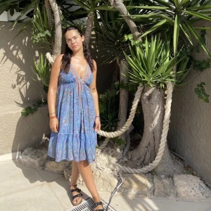 Blå Sommarklänning Design By si - Säljer denna super fina klänning då den inte kommit till användning så mkt som jag önskat, den är i nyskick och är super fin. nypris är 453kr. helt slutsåld på hemsidan.