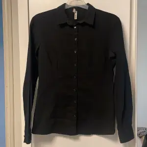 En svart skjorta från märket DeFacto i storlek S. Den är använd ett par gånger (3-4) men är som ny i skick. 