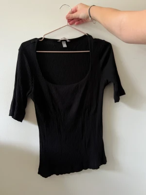 Vit och en svart T-Shirt från H&M, aldrig använd  -  Vit och en svart T-Shirt från H&M, oanvända💕en för 30 båda för 50. Stl M men sitter som en S beroende på hur man vill att den ska sitta💗