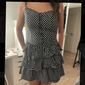 Klänning - Super söt klänning med prickar🖤 