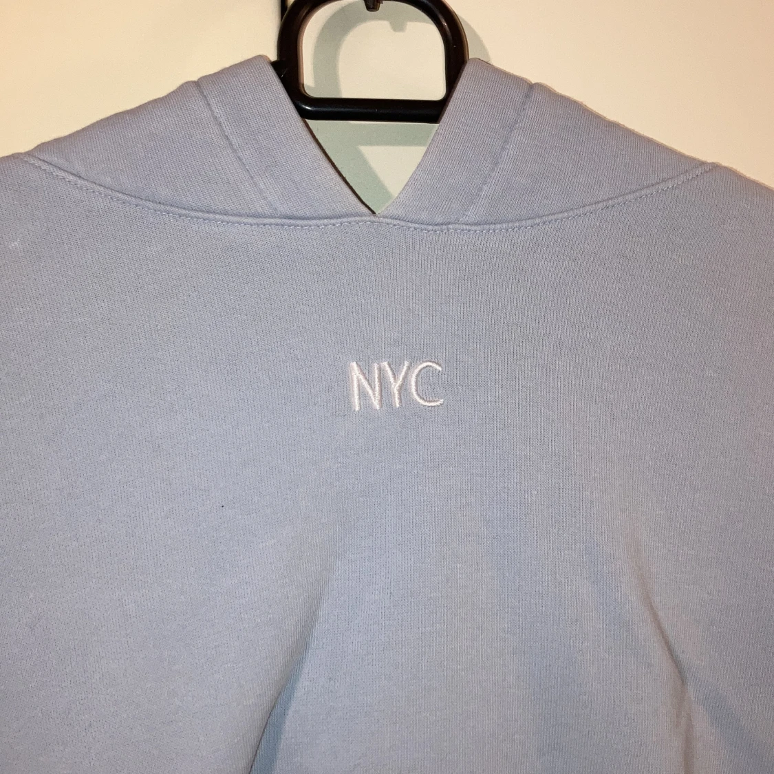 Ljusblå hoodie med nyc text - 91