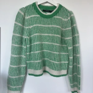 Stickad tröja - En jättefin stickad tröja från VERO MODA som nästan aldrig är andvänd, nyskick.
